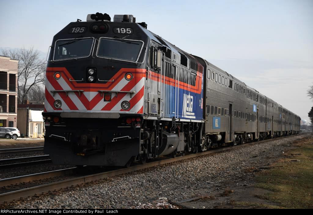 Inbound commuter shoves east out of the station